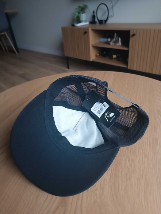 Шапки Adidas и Quiksilver