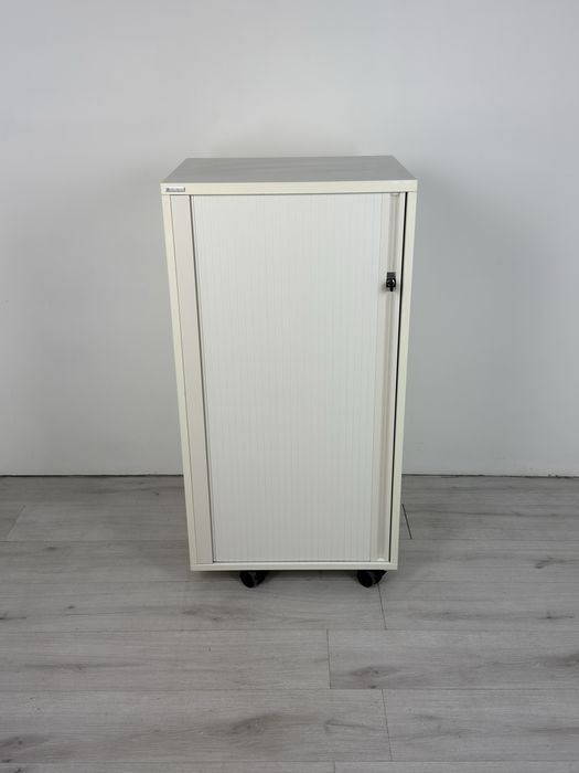 Практичен и компактен шкаф с подвижни колелца, обзавеждане