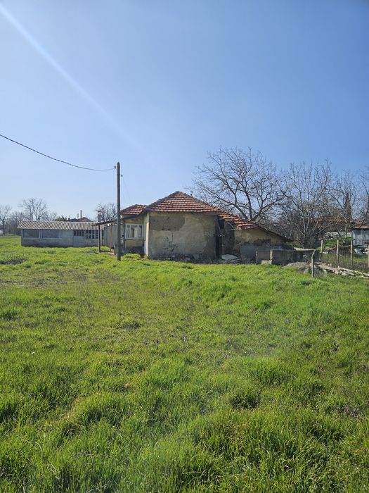 Полумасивна къща + стопанска постройка в 1824 кв парцел
