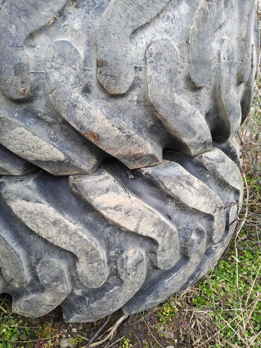 Vand anvelope buldoexcavator 16.9 R28(440/80 R28) si 400/70 R20
