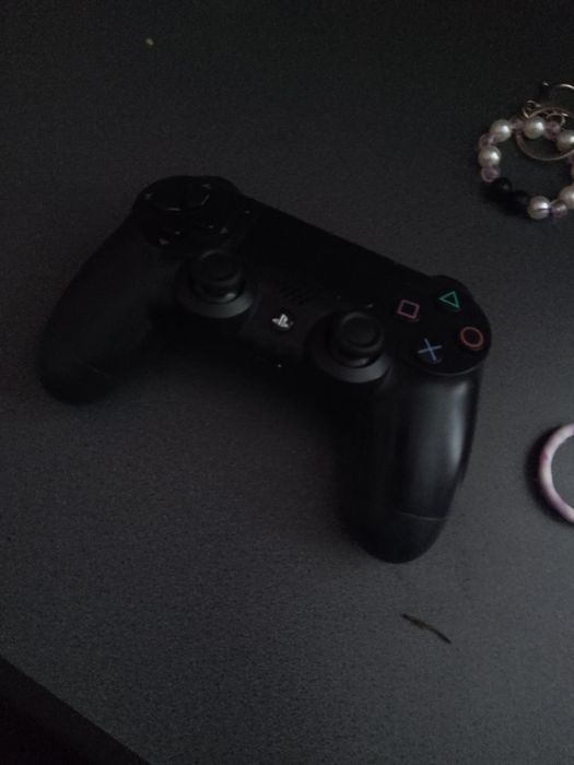 Vând PS4 slim plus jocurile