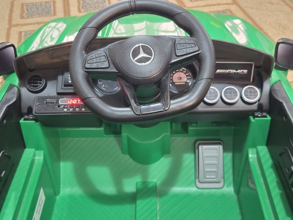 Vând mașinuță electrică copii Mercedes-Benz AMG GT 12V – stare excelentă