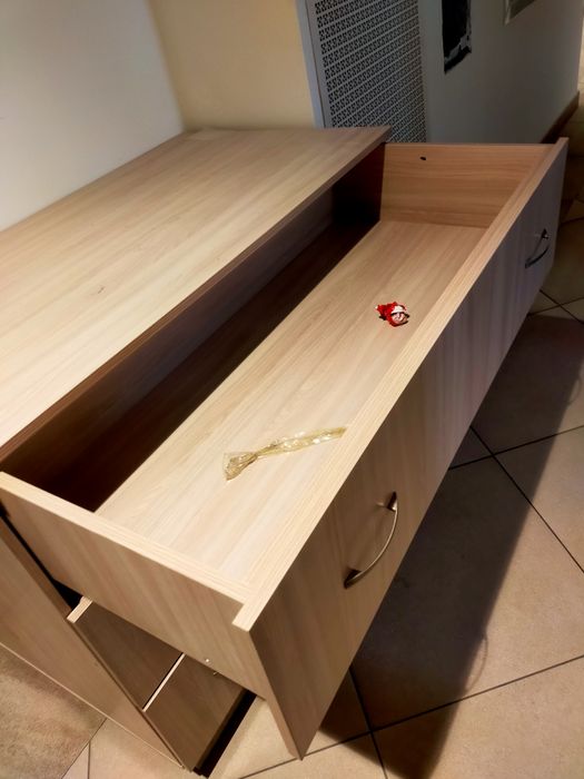 Продам двери стеклянные,и камод.