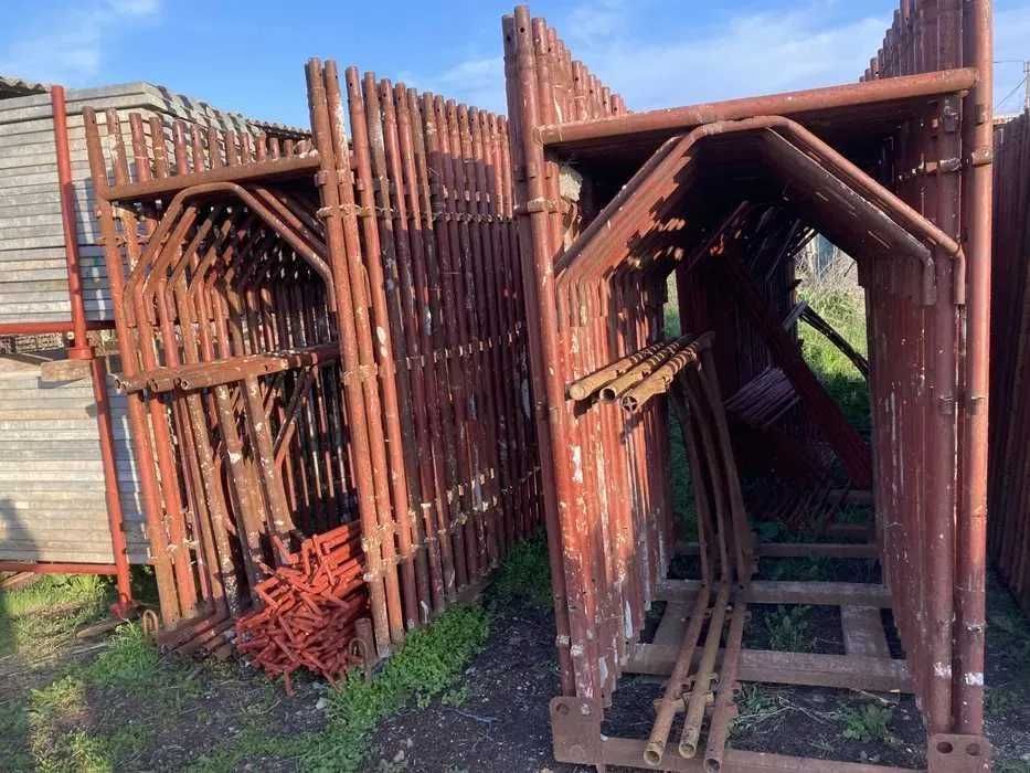 Schelă metalică de închiriat cu montaj autorizat la cerere