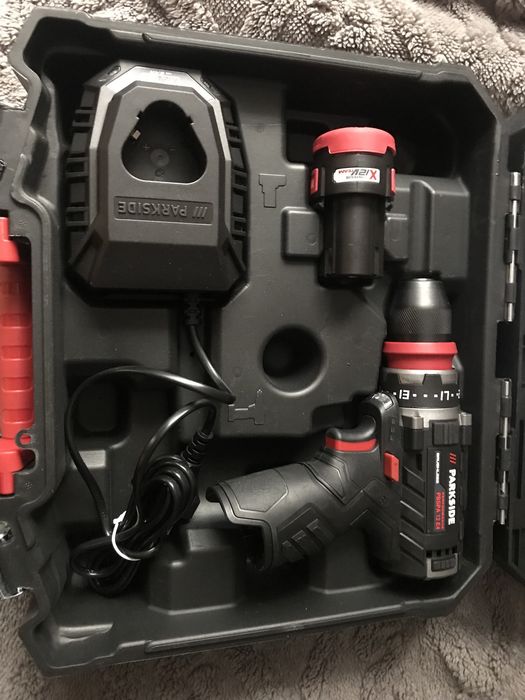 Microfon pentru cantat si masina gaurit