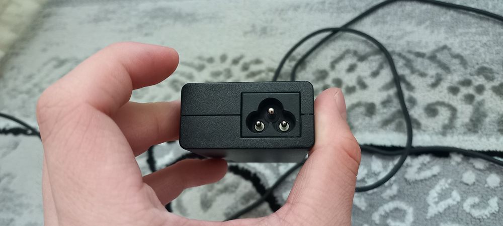 Зарядка для ноутбука.