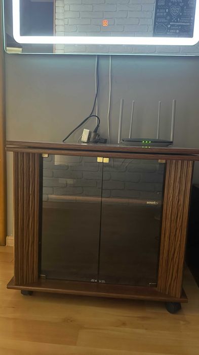 Продам Б\У тумбу под телевизор