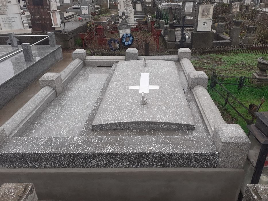 executam constructii funerere, cavouri cripte, fundatii ,placari .