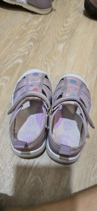 Кожаные кроссовки и сандалии для девочки 25 размер