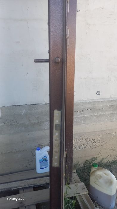 Металлическая дверь