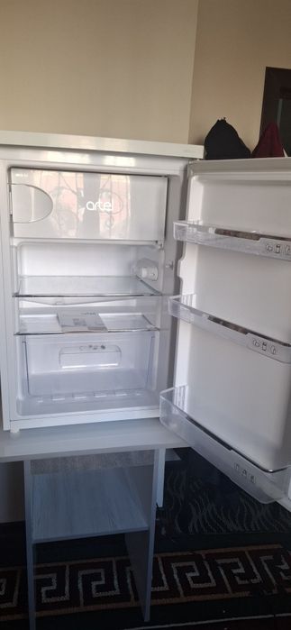 Artel muzlatgich model HS 137RN va stoli bilan
