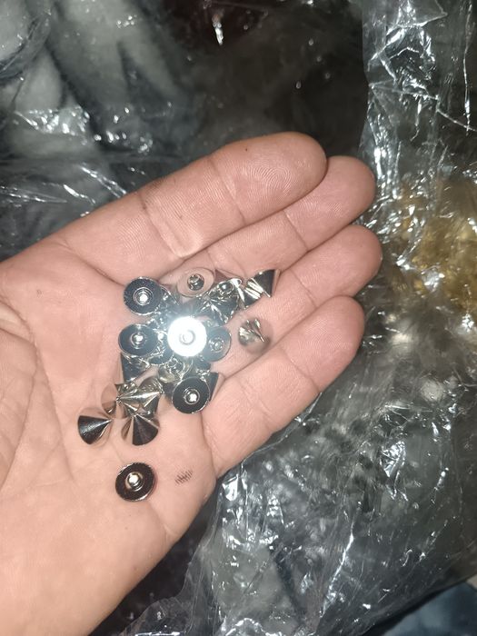 Nasturi aurii din plastic