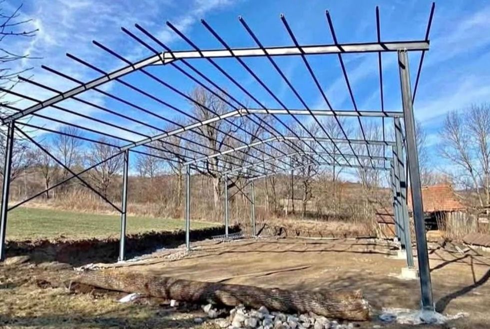 vând structură metalică 10 deschiderea 25 lungimea patru la ștrasină din iPe 180 asigur transport montaj mă deplasez oriunde în țară banii la terminar