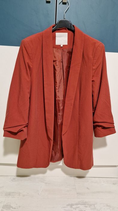 Сако в коралов цвят размер М