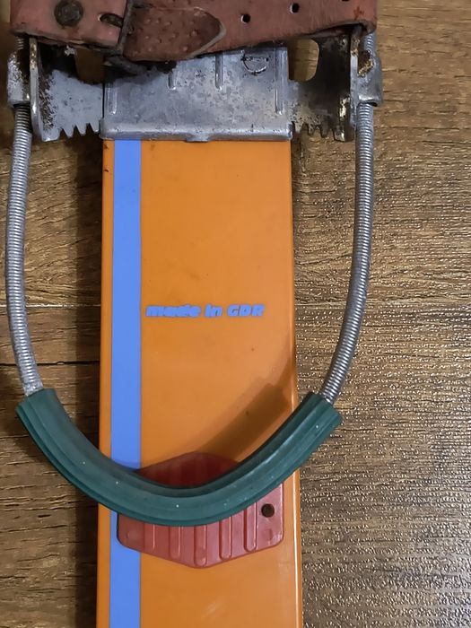 Детски ретро ски, произведени в Германия- 30 евро 
Дължина - 87 см
Бур