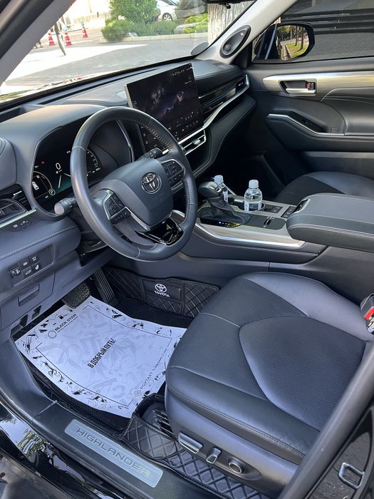 Toyota Highlander Limited E - Four Hybrid