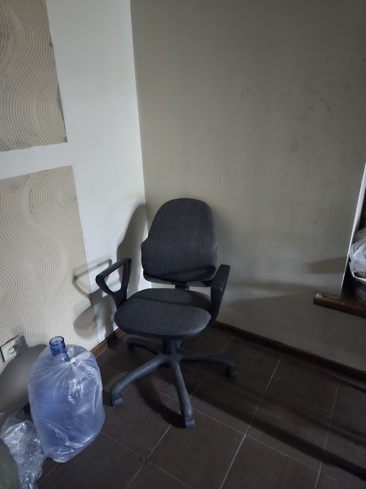 Продам стулья офисные и кресло