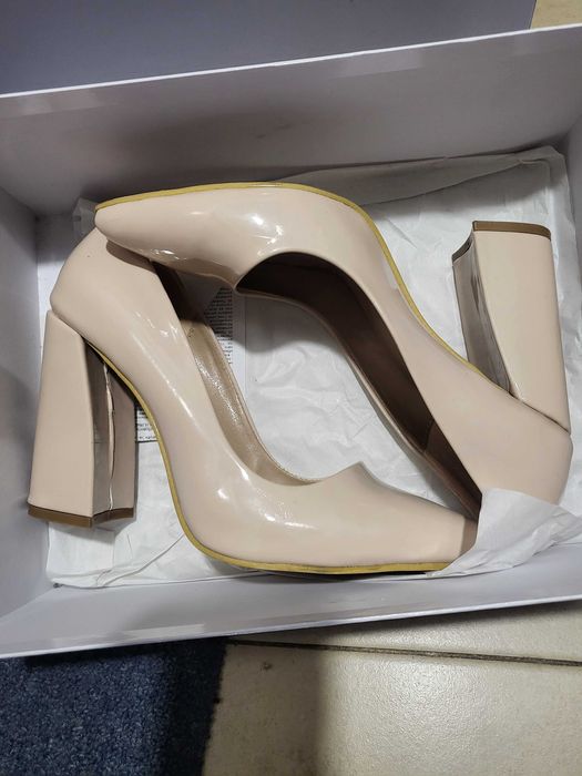 Обувки с висок ток