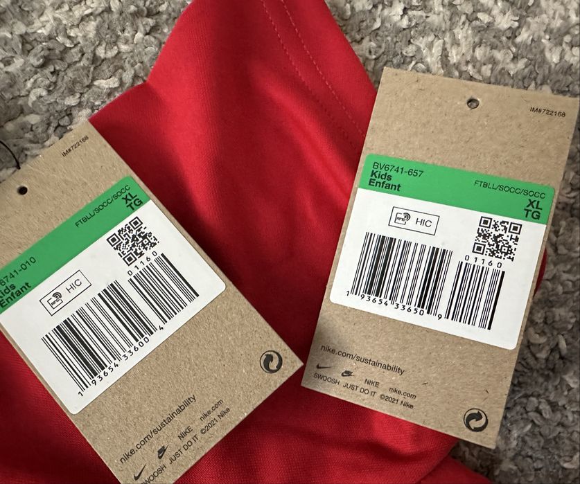 Нови футболни тениски Nike р-р 158- 170 см.