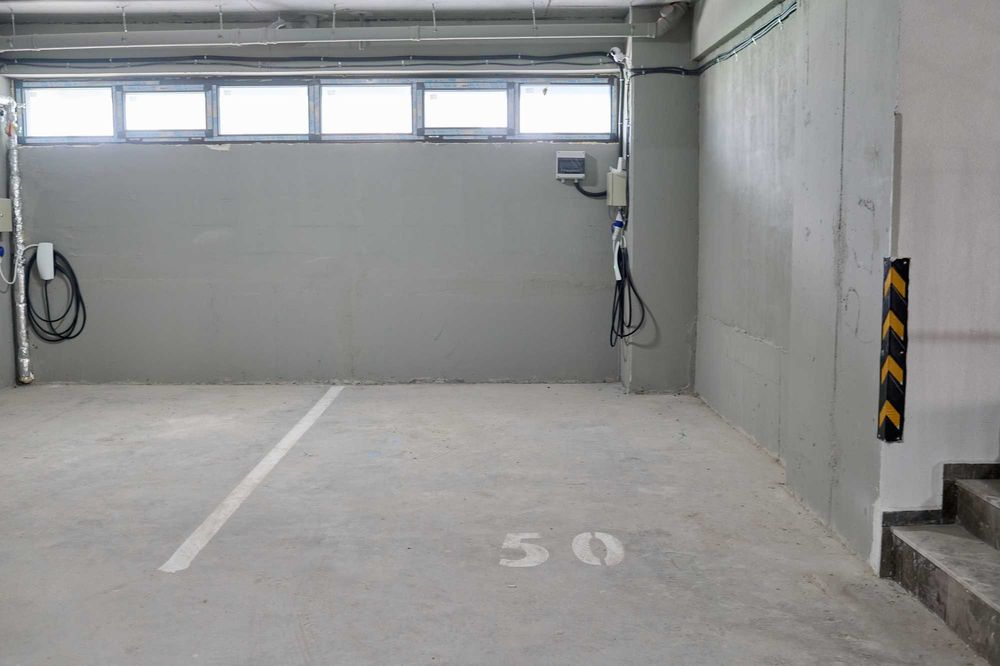 Ofer pentru inchiriere apartament 3 camere cu vedere frontala la mare