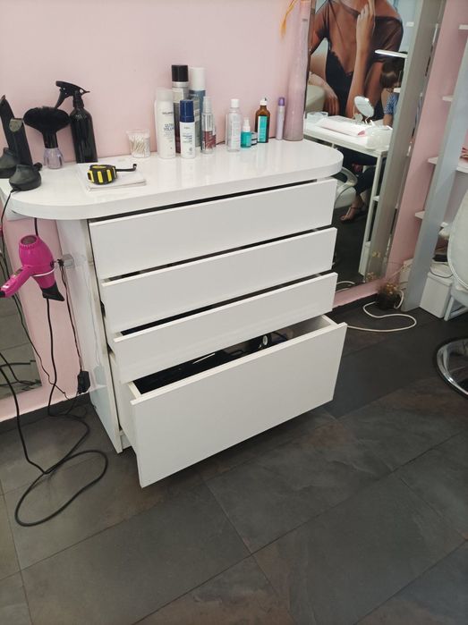 Фризьорски шкаф с две места за поставяне на сешоар
