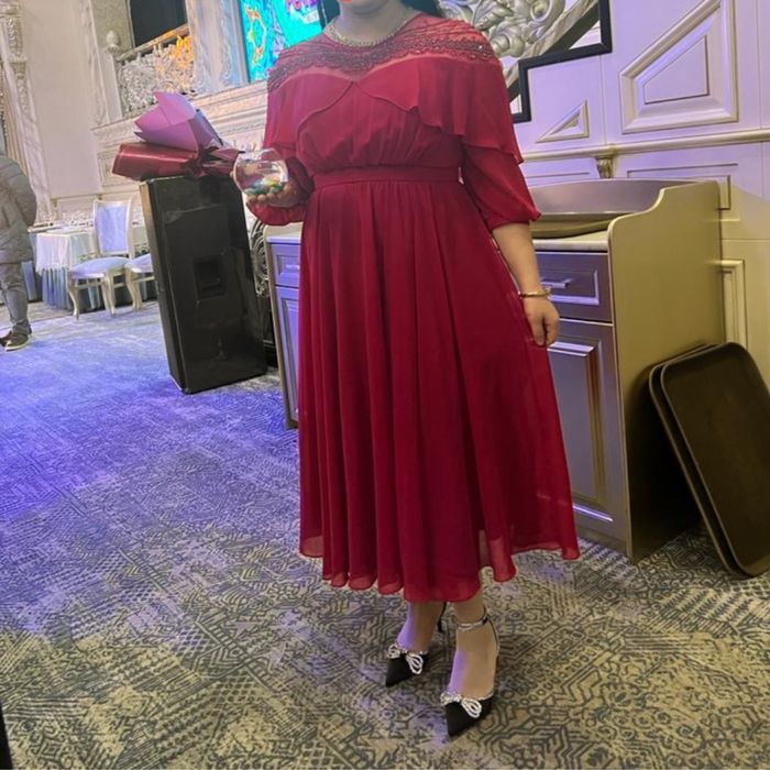 Malinoviy svet shifon kuylak judayam chiroyli. 700min sum