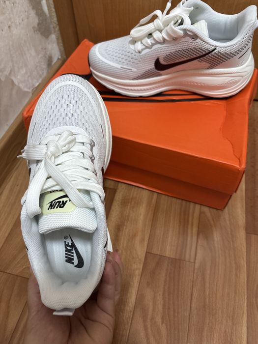 Кроссовки Nike белые спортивные