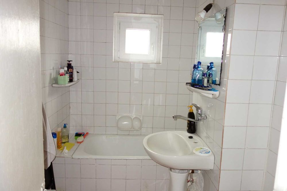 Apartament 3 camere, 2 bai, decomandat, central, langa piata