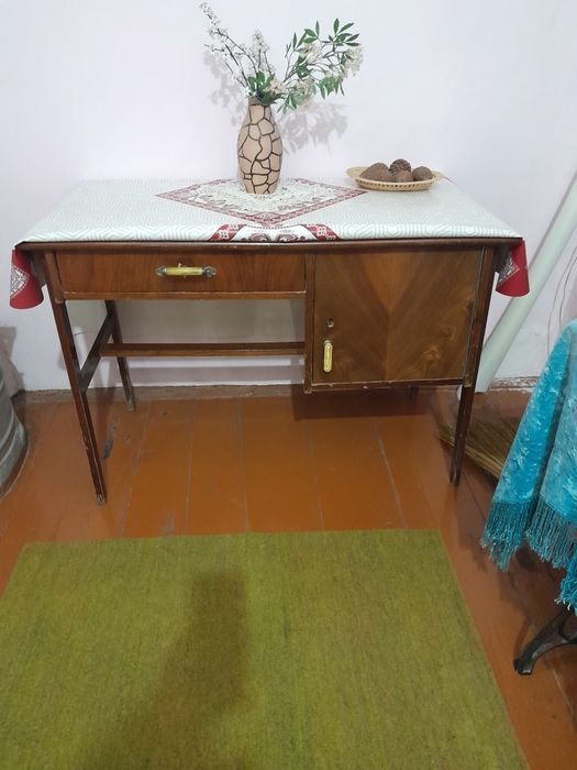 Письменный  стол,однотумбовый.