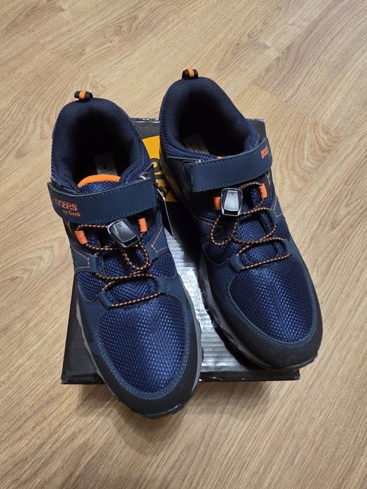 Новые кроссовки, 39рр.