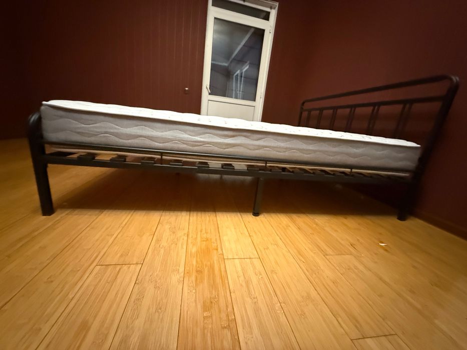 Кровать с матрасом