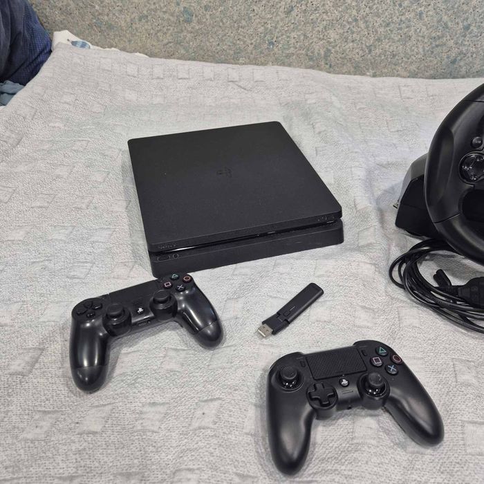 PlayStation 4 слим plus 13 игри плюс волан и педали и два джойстика