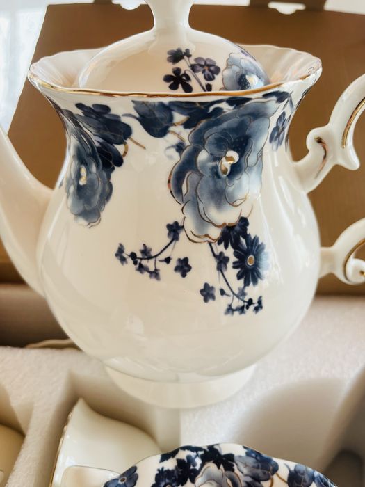 Луксозен сервиз за чай от фин костен порцелан (Bone China) – 13 части