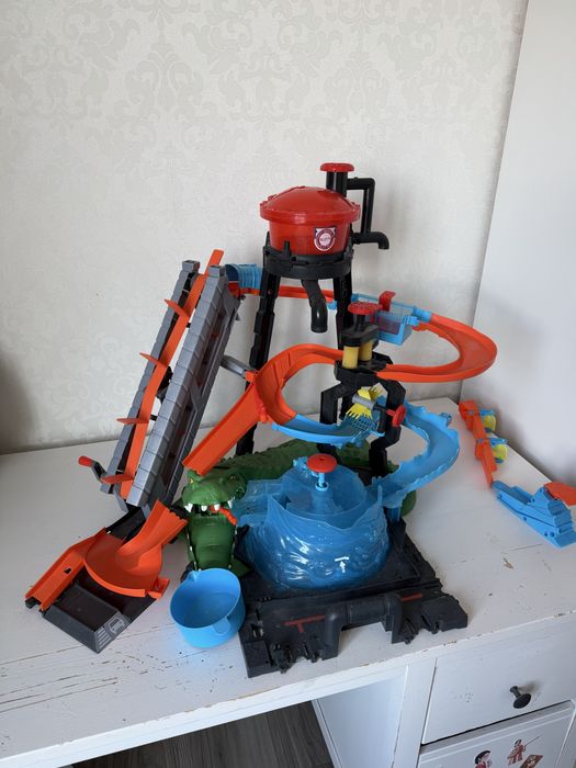 Гараж HotWeels большой водяной башней