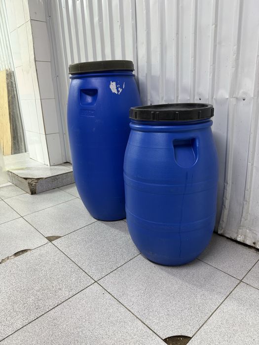 Пластиковые бочки.