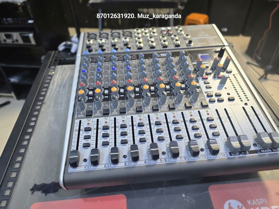 Микшерный пульт Behringer