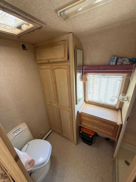 Rulotă Elddis Typhoon EX300 – Baie Mare cu Cabină Duș Separată – 4/5 Locuri