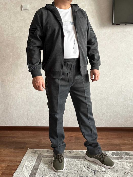 Новый мужской спортивный костюм