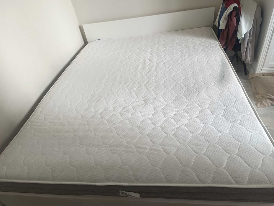 Кровать с матрасом