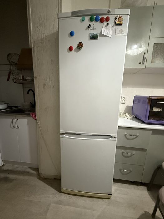 Продаю холодилник INDESIT