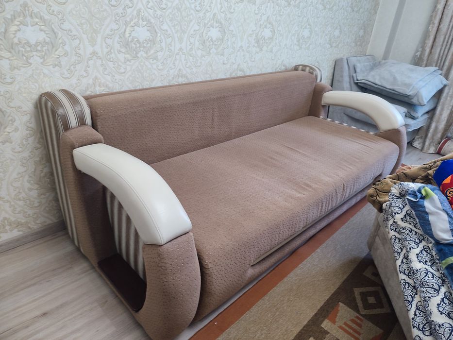 Диван для зала в хорошем состоянии