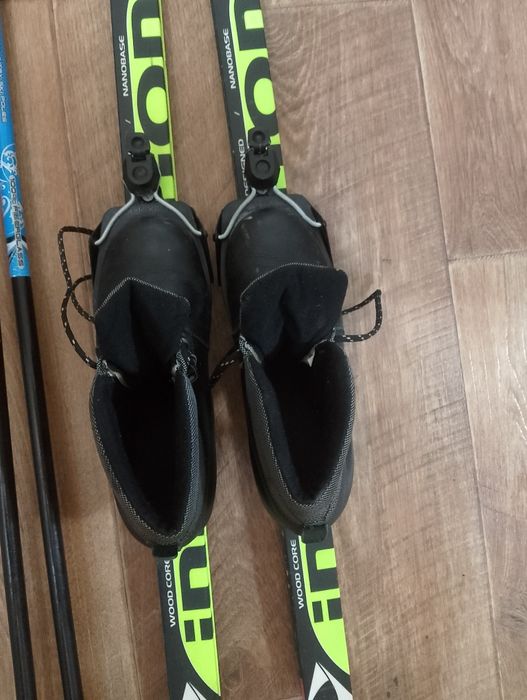 Продаются пластиковые лыжи.