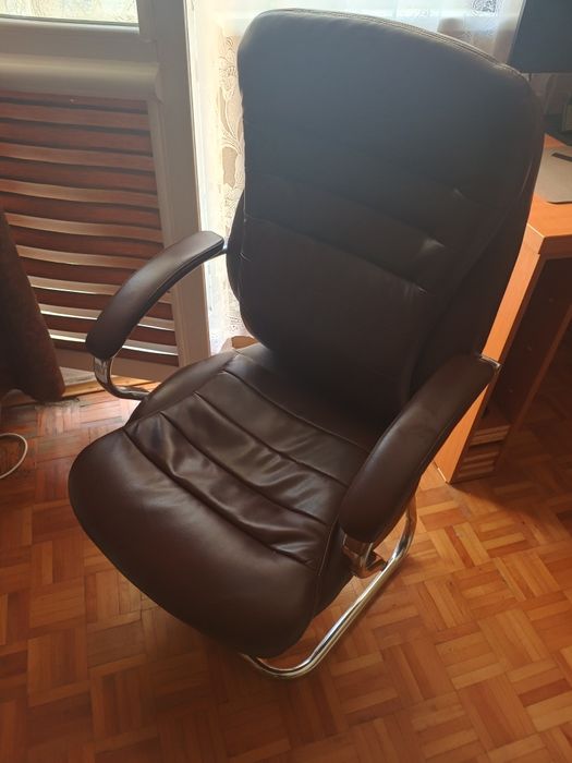 Кожен кафяв офис стол