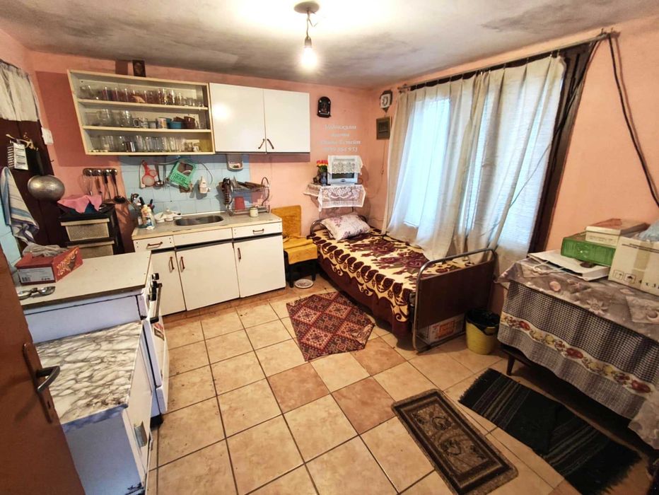 Двуетажна къща в село Винарово