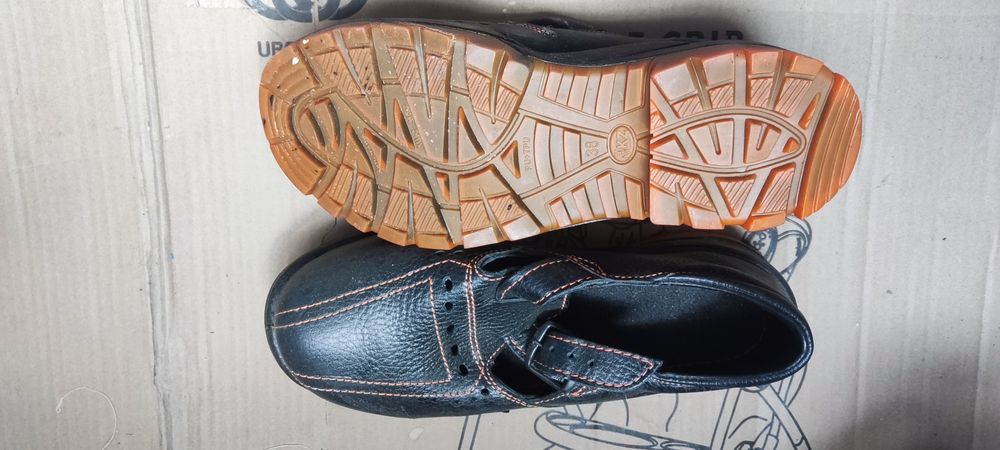 Продается спец обувь