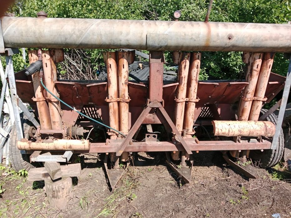 Продам навесную 4х рядную картофеле сажалку в отличном состоянии.
