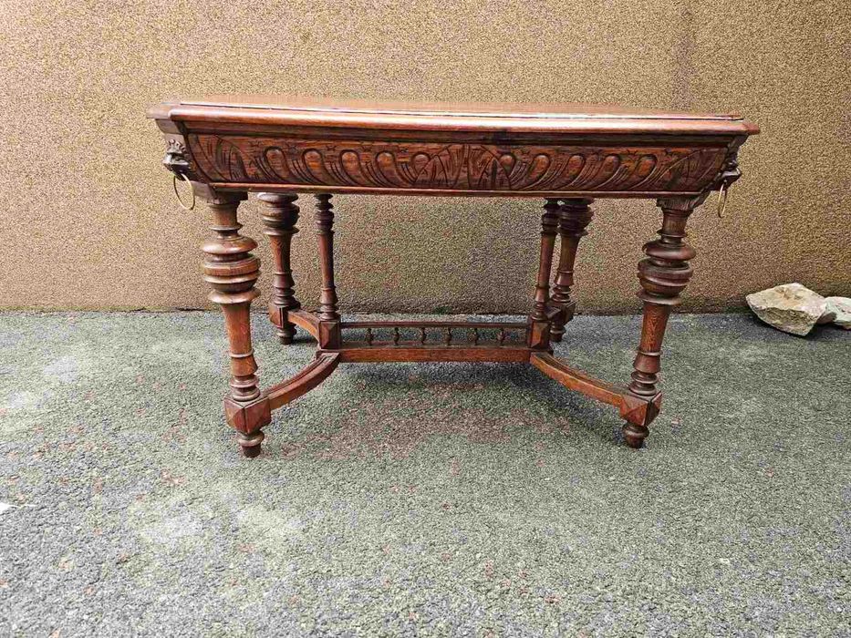 Трапезен шкаф с дърворезба