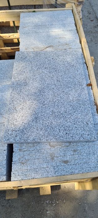 Piatră, marmura rotungită alba,roșii, roze,gri, la amenajări grădini