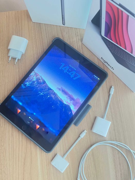 iPad 9th (2021) 64 GB + Калъф и клавиатура + Видео и USB адаптери