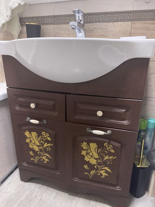 Продам туалетный шкаф зеркало